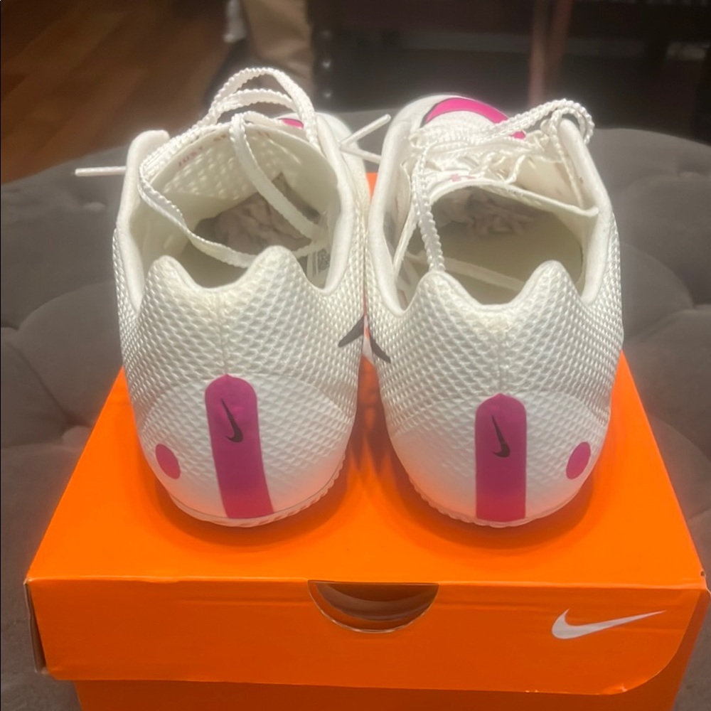 Nike White and Pink Athletic Shoes Sleek Design - Picture 3 of 6